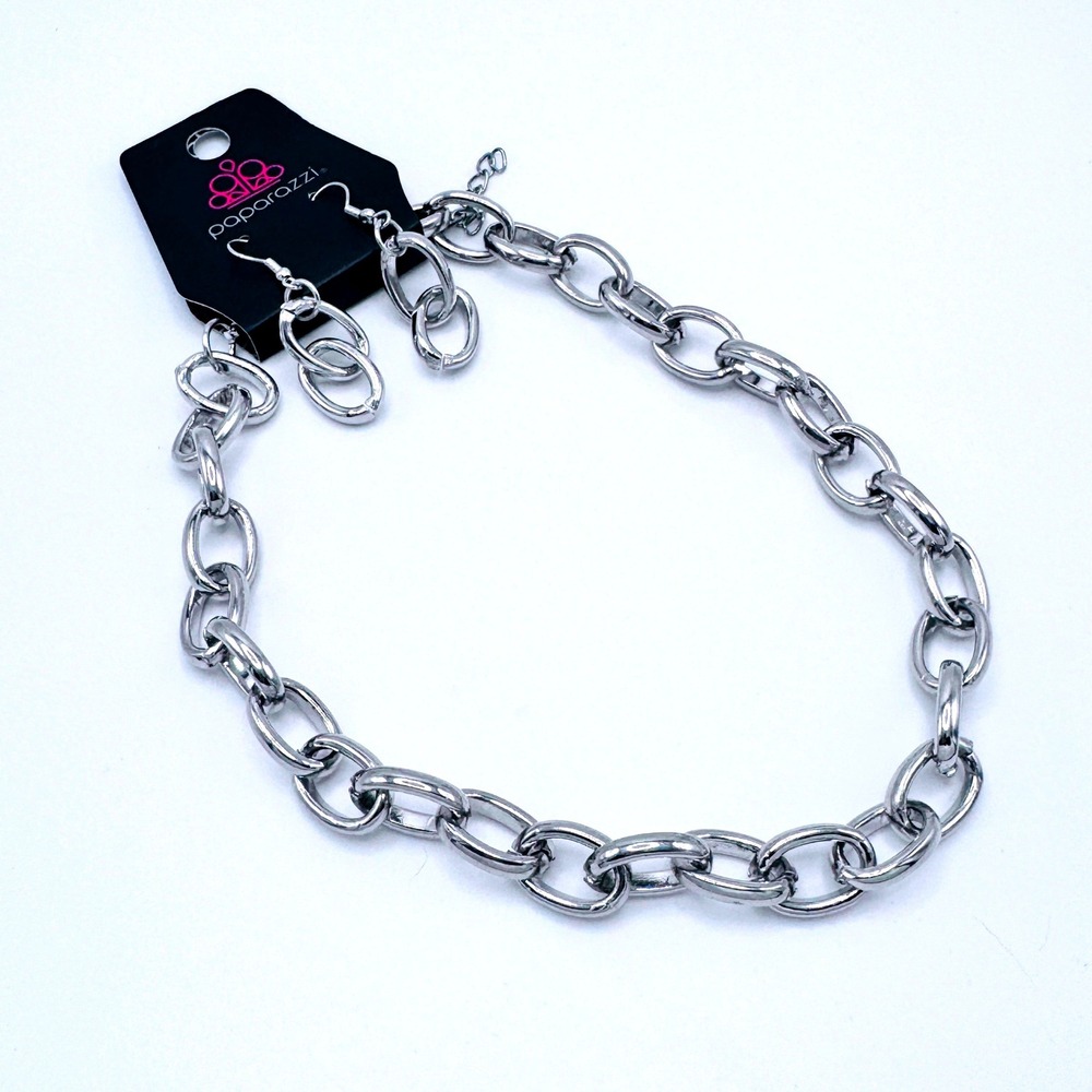 Paparazzi Silver Tone Chain Necklace & Dangle Earrings Set New on Card Old Stock